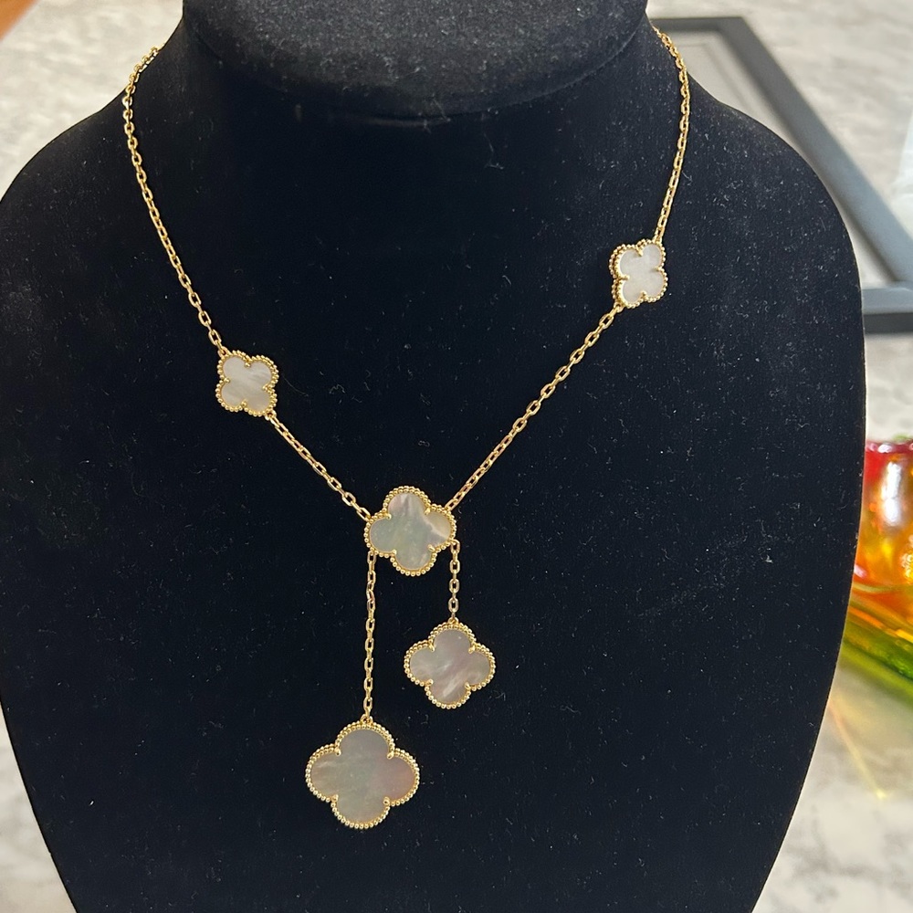 White MOP and yellow gold mixed motif necklace
